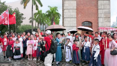 Menschen-In-Kostümen-Der-Han-Dynastie-Flüchten-Während-Des-Chinesischen-Nationalfeiertags-Vor-Dem-Regen,-Während-Die-Stadt-Den-Gründungstag-Der-Volksrepublik-China-Feiert