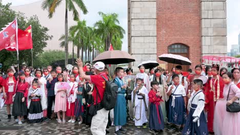 Personas-Vestidas-Con-Trajes-De-La-Dinastía-Han-Se-Refugian-De-La-Lluvia-Durante-El-Día-Nacional-De-China-Mientras-La-Ciudad-Celebra-El-Aniversario-De-La-Fundación-De-La-República-Popular-China.