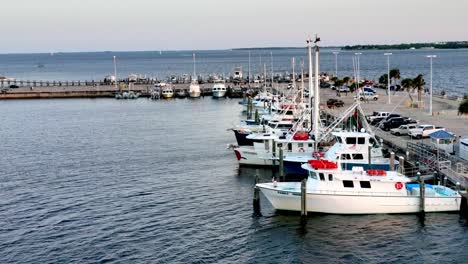 Fischerboote-Und-Trawler-In-Panama-City,-Florida,-Aufgenommen-In-5-Km