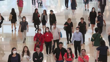 Chinesische-Kunden-Gehen-Durch-Ein-High-End-Einkaufszentrum,-Während-Sie-Multinationale-Einzelhandelsmarken-Kaufen