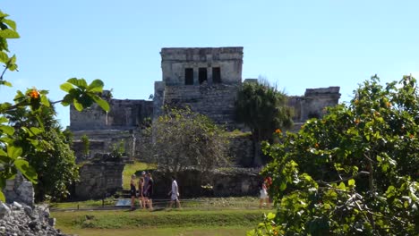 Gente-Caminando-Alrededor-Del-Castillo-En-El-Sitio-Arqueológico-De-Tulum,-Quintana-Roo,-México