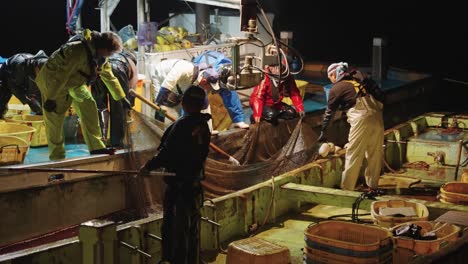 Temprano-En-La-Mañana,-Mientras-Los-Pescadores-Japoneses-Traen-El-Botín-De-Calamares.