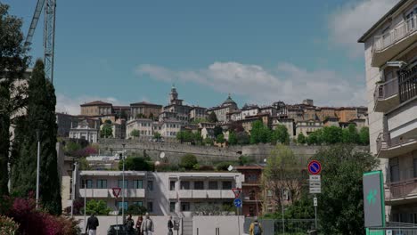 Fernsicht-Auf-Das-Mittelalterliche-Hügelviertel-Citta-Alta-An-Einem-Sonnigen-Tag-In-Bergamo,-Italien