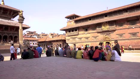 Statische-Aufnahme-Von-Menschen,-Die-An-Einem-Sonnigen-Tag-In-Nepal-Vor-Einem-Tempel-In-Patan-Kathamdu-Sitzen