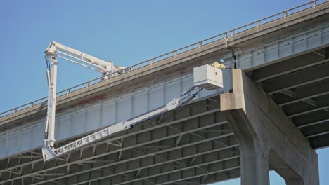 Inspektion-Unter-Der-Brücke-Einer-Schneebedeckten-Brücke-In-Carolina-Beach,-North-Carolina,-Mithilfe-Eines-Kranwagens-Unter-Der-Brücke-Mit-Teleskopischem-Hydraulikarm