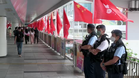 Oficiales-De-Policía-Hacen-Guardia-Durante-El-Día-Nacional-De-China,-El-Aniversario-De-La-Fundación-De-La-República-Popular-China.