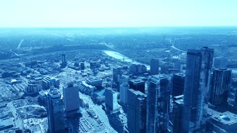 Torre-Stantec-El-Edificio-Más-Alto-Del-Centro-De-Edmonton-Sobrevuela-Todos-Los-Edificios-Circundantes-Con-Vistas-A-Todos-Los-Rascacielos-Con-El-Río-Curvo-Del-Centro-Que-Atraviesa-La-Ciudad-Separada-Por-Un-Valle.