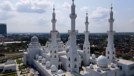 Aerial-view-of-Sheikh-Zayed-Grand-Mosque-in-Solo,-Central-Java
