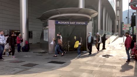 La-Gente-Pasa-Por-La-Entrada-De-La-Estación-Aldgate-East-En-Londres,-Reino-Unido.
