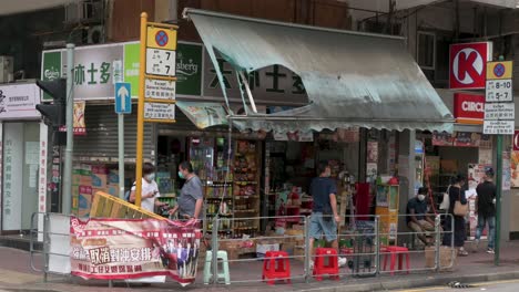 Secuelas-Del-Tifón:-El-Toldo-De-Una-Tienda-Se-Ve-Dañado-Por-Fuertes-Vientos