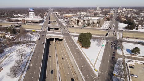 Woodward-Avenue-as-it-crosses-696-Expressway,-Royal-Oak,-Michigan,-USA