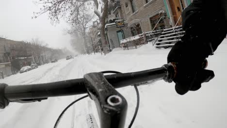 POV-Levantando-La-Bicicleta-En-El-Camino-Y-Andando-En-Bicicleta-Durante-La-Nieve-Del-Invierno-En-Montreal
