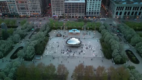 Vista-Aérea-De-Cloud-Gate-En-Millennium-Park,-En-El-Centro-De-Chicago.