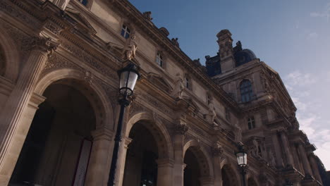Architekturstil-In-Der-Stadt-Paris,-Außenfassade-Eines-Historischen-Gebäudes-Im-Haussmann-Stil,-Niedrige-Ansicht