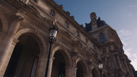 Estilo-Arquitectónico-En-La-Ciudad-De-París,-Fachada-Exterior-Del-Edificio-Histórico-De-Estilo-Haussmann,-Vista-De-ángulo-Bajo