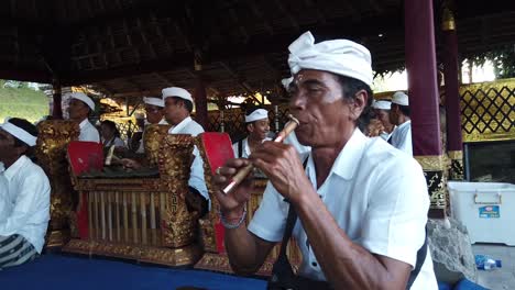 Bambusflötenspieler-Spielt-Mit-Seinem-Orchester-Eine-Melodie-Traditioneller-Gamelan-Musik-Aus-Bali,-Indonesien,-Südostasiatische-Kultur