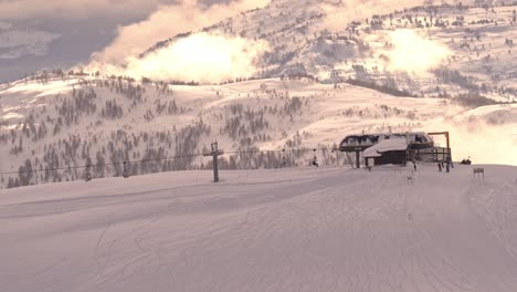 Skisessellift-Auf-Dem-Gipfel-Des-Berges-Bei-Goldenem-Morgenlicht-In-Myrkdalen-Norwegen