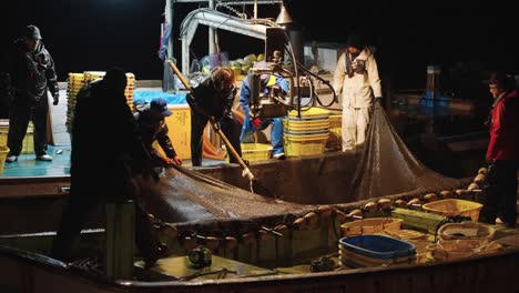 Pescadores-Japoneses-De-Calamar-Luciérnaga-Usando-Redes-Por-La-Noche.