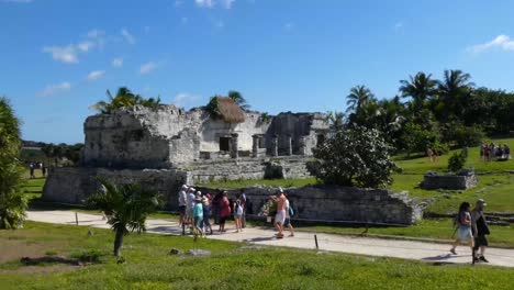 Touristen-Besuchen-Das-Haus-Der-Säulen-An-Der-Archäologischen-Stätte-Tulum,-Quintana-Roo,-Mexiko