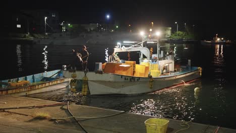 Das-Japanische-Fischerboot-Für-Glühwürmchenkalmare-Kommt-Nachts-Im-Hafen-Von-Amerikawa-An