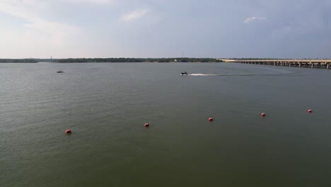 Dies-Ist-Ein-Luftbildvideo-Eines-Bootes-Mit-Einem-Skifahrer-Auf-Dem-Lake-Lewisville-In-Der-Nähe-Des-Copperas-Branch-Park