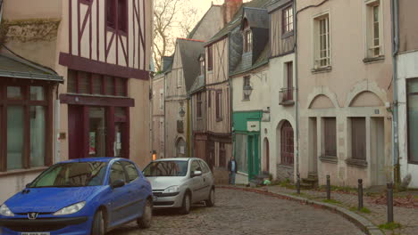 Ruhige-Straße-In-Der-Altstadt-Mit-Historischer-Architektur-In-Angers,-Frankreich