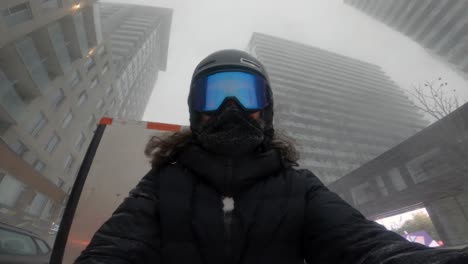 Radburro-Ride-POV-Eines-Mannes-Mit-Schutzbrille,-Der-Die-Kamera-Aufstellt,-Bevor-Er-Während-Eines-Schneesturms-In-Montreal-Losfährt