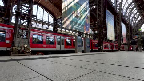 Commuters-Walking-Along-Station-Platform-At-Hamburg-Central-Station