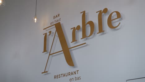 Primer-Plano-Del-Logotipo-Artístico-Del-Restaurante-L&#39;arbre-En-Montpellier.