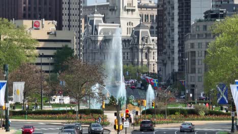 Gente-Afuera-Disfrutando-De-La-Fuente-Y-El-Ayuntamiento-En-Filadelfia