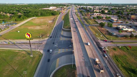 Redaktionelle-Luftaufnahme-Des-Highway-35e-In-Denton,-Texas