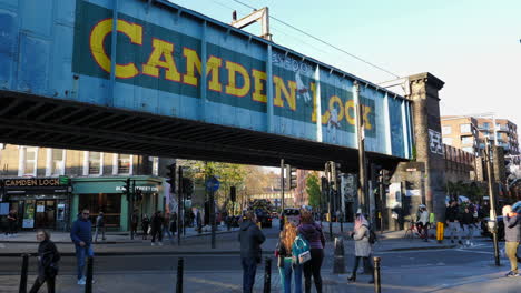 Gente-Paseando-Por-Camden-Town-Junto-Al-Cruce-De-Transporte