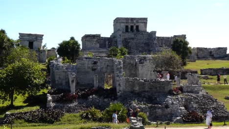 Descendiente-Del-Templo-Del-Dios-En-El-Sitio-Arqueológico-De-Tulum,-Quintana-Roo,-México