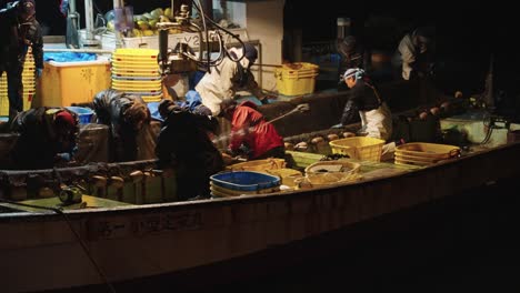 Un-Pescador-Japonés-Trabaja-Incansablemente-Durante-La-Noche-En-La-Bahía-De-Toyama.