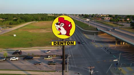 Imágenes-Aéreas-Del-Letrero-De-Buc-ee-En-Denton-Texas,-Ubicado-En-2800-S-Interestatal-35-E,-Denton,-TX-76210