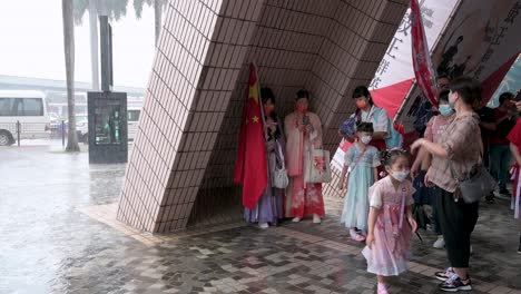 Personas-Vestidas-Con-Trajes-De-La-Dinastía-Han-Se-Refugian-De-La-Lluvia-Durante-El-Día-Nacional-De-China-Mientras-La-Ciudad-Celebra-El-Aniversario-De-La-Fundación-De-La-República-Popular-China.