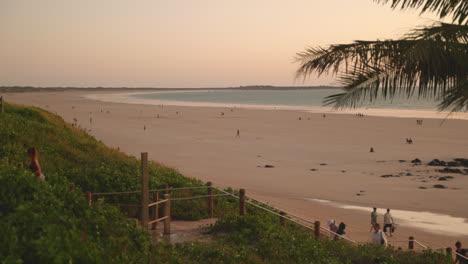 People-leaving-Cable-beach,-Broome-at-dusk