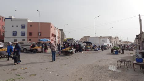 Schwenkansicht-Einer-Straßenszene-Auf-Dem-Berühmten-Markt-Von-Essaouira-In-Marokko