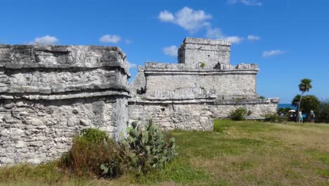 Die-Linke-Seitenwand-Der-Burg-Maya-Ruinen-An-Der-Archäologischen-Stätte-Tulum,-Quintana-Roo,-Mexiko
