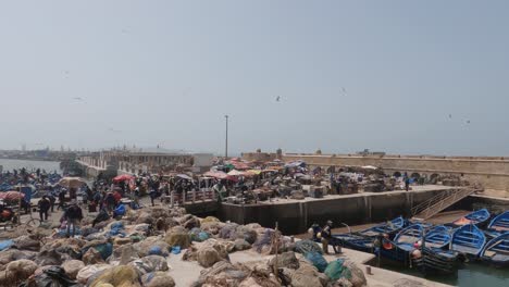 Wide-view-of-bustling-market,-panning-shot