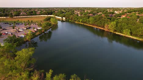 Luftaufnahmen-Vom-Teich-Bei-Buc-ee&#39;s-In-Denton,-Texas