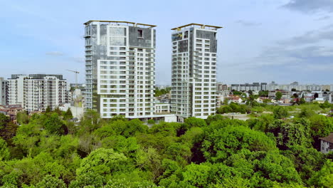 Bienes-Raíces,-Desarrollo-De-Edificios-De-Apartamentos-Modernos,-Vista-Aérea,-Bucarest,-Rumania.