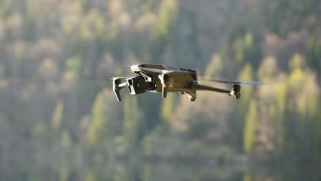 DJI-Mavic-3-Pro-Quadrocopter-Drohne-Mit-Dreifachem-Kamerasystem,-Das-In-Der-Luft-Schwebt