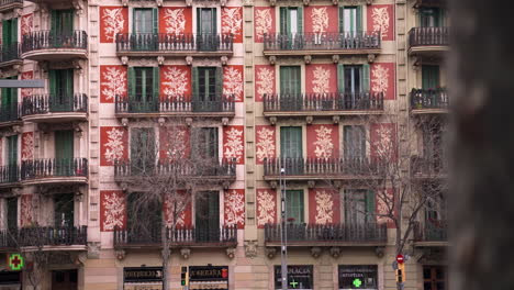 Traditionelle-Gotische-Architektur-Und-Balkone-In-Barcelona,-Spanien