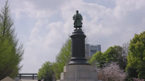 Estatua-Samurai-En-El-Santuario-Conmemorativo-Yasukuni-En-Primavera