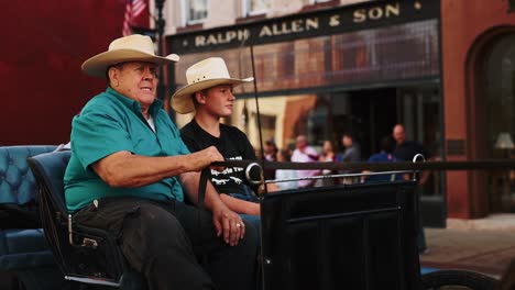 Carruaje-Tirado-Por-Caballos-En-El-Desfile-Del-4-De-Julio-Vaqueros