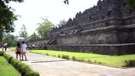 Aufnahme-Eines-Indonesischen-Touristen,-Der-An-Einem-Sonnigen-Tag-Durch-Den-Berühmten-Buddhistischen-Tempel-Borobudur-Spaziert
