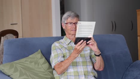 Ältere-Frau-Beobachtet-Aufmerksam-Chatgpt-Und-Gibt-Detaillierte-Erklärungen-Zu-Komplizierten-Themen-In-Häuslicher-Umgebung