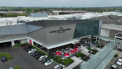 Toma-Aérea-Rotacional-De-La-Señalización-Del-Centro-Comercial-King-Of-Prussia