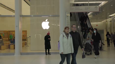 Gente-En-Apple-Store-En-El-Centro-Comercial-Oculus-World-Trade-Center,-Nueva-York